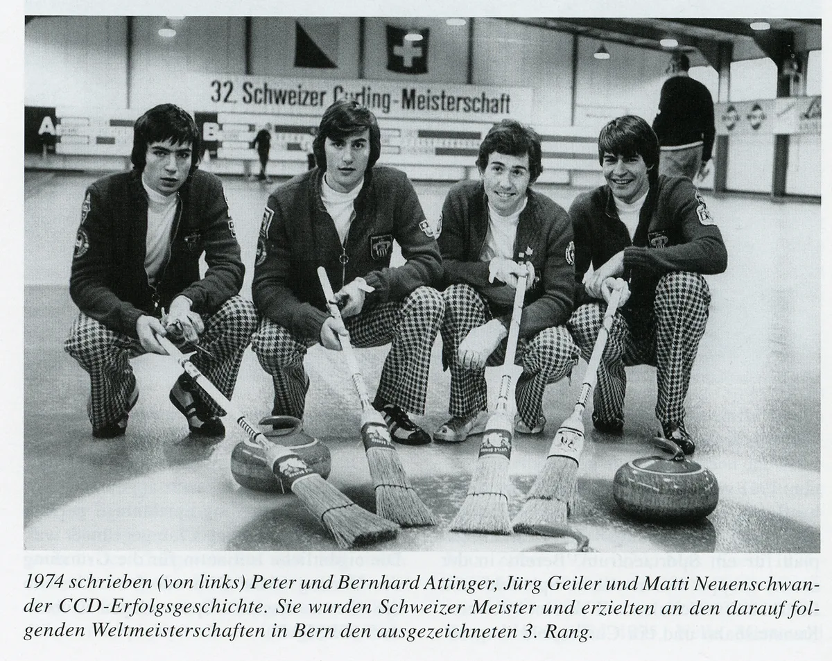 Die Dübendorfer Curling-Mannschaft, die 1974 Schweizer Meister wurden (von links): Bernhard Attinger, Peter Attinger, Jürg Geiler, Matti Neuenschwander. Vier Curler posieren mit Steinen und Besen für ein Foto.